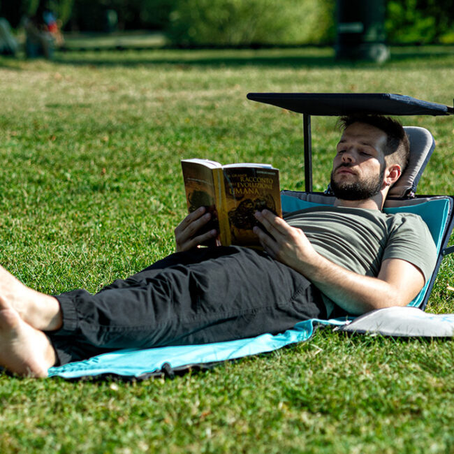 The World's first sunbed that becomes a backpack in 30 seconds